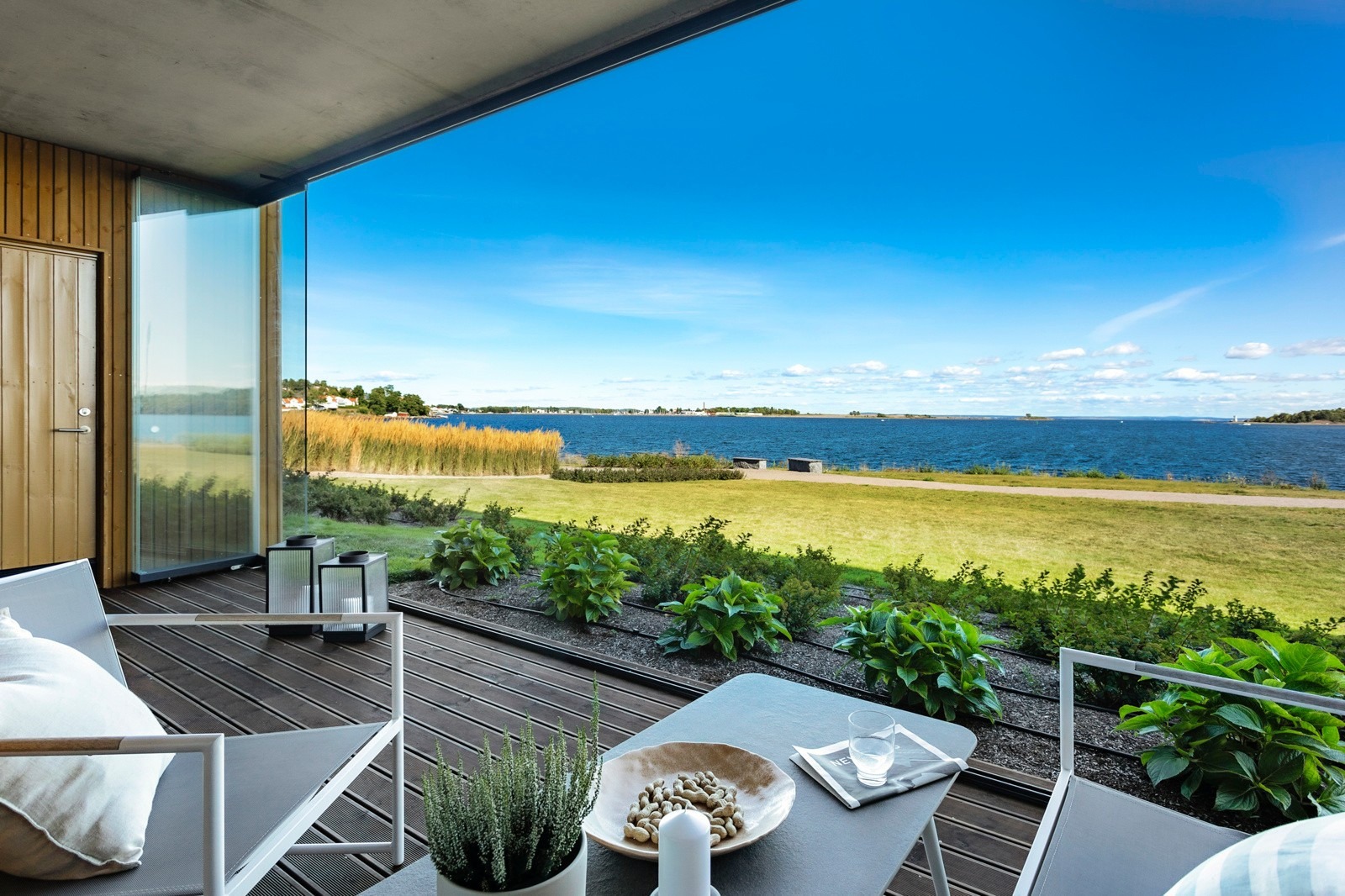 Innglasset terrasse og panorama sjøutsikt med direkte adkomst til hagen